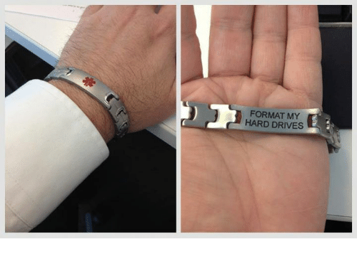 Fotografía dividida en dos. En un lado, vemos una pulsera médica en la muñeca de alguien. En la imagen del otro lado nos muestran la parte inferior de la pulsera médica y leemos, en inglés, el mensaje que define estas dos fotografías.
