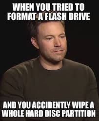 Imagen del actor Ben Affleck mirando hacia abajo, bloqueado, mientras vemos el mensaje sobreimpresionado.