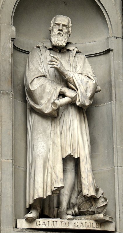 Estatua de Galileo Galilei en piedra.