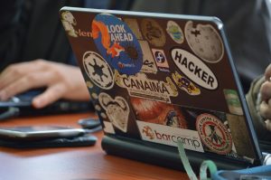 Imagen de una laptop con pegatinas por la tapa.