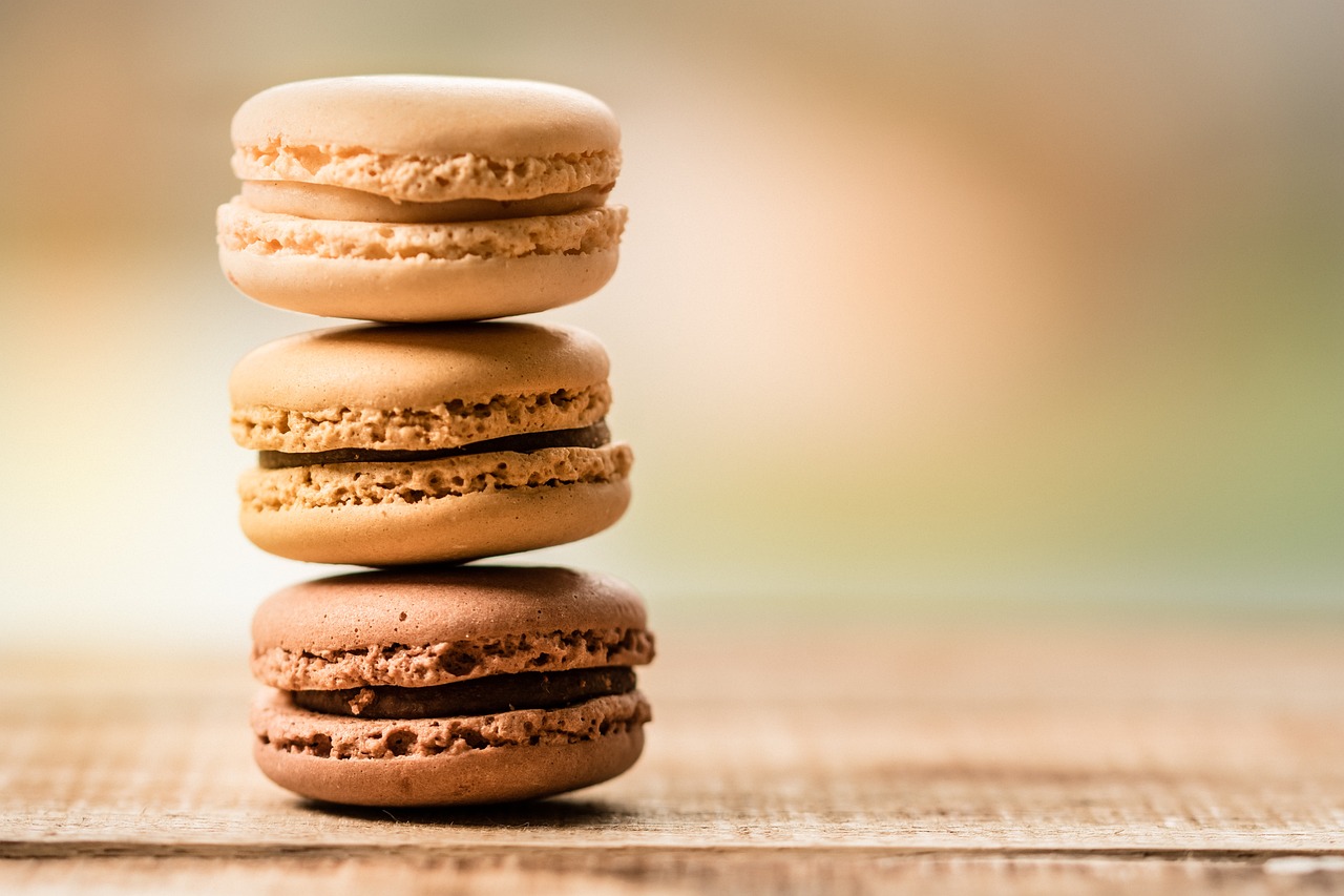 Tres macarons (cookies) de diferentes colores colocados unos sobre otros.